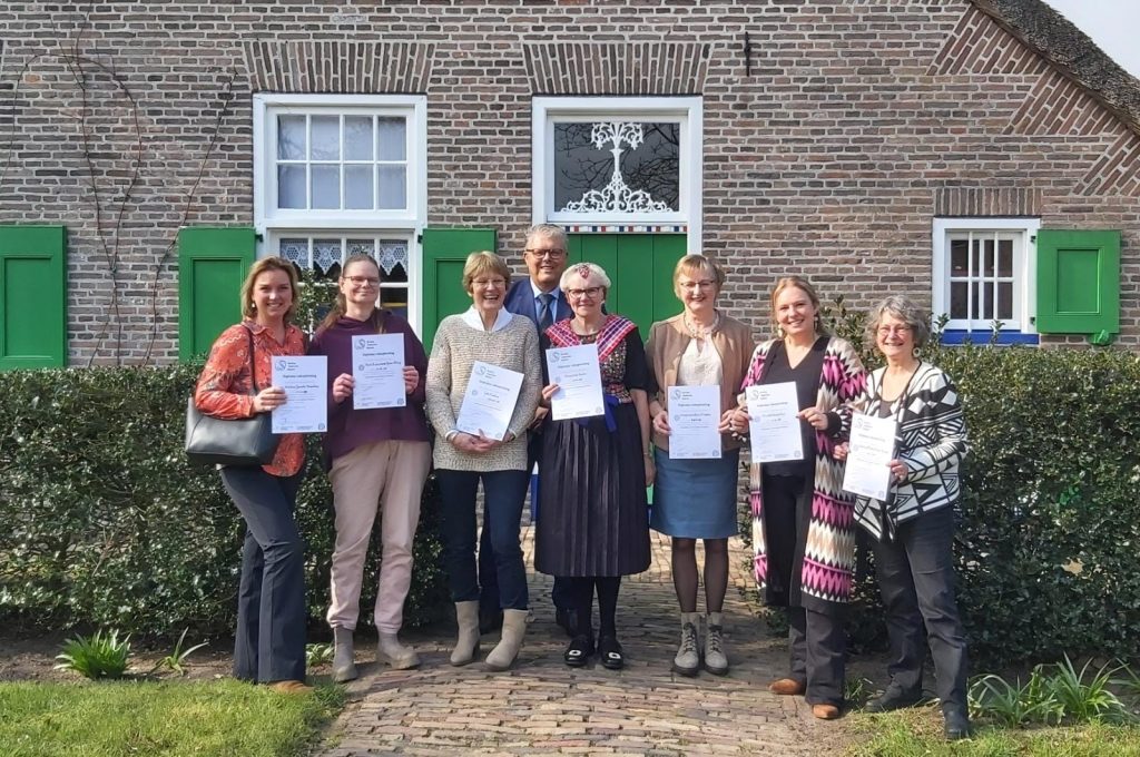 De 7 ambachtsvrouwen Staphorster stipwerk en burgemeester ten Kate.